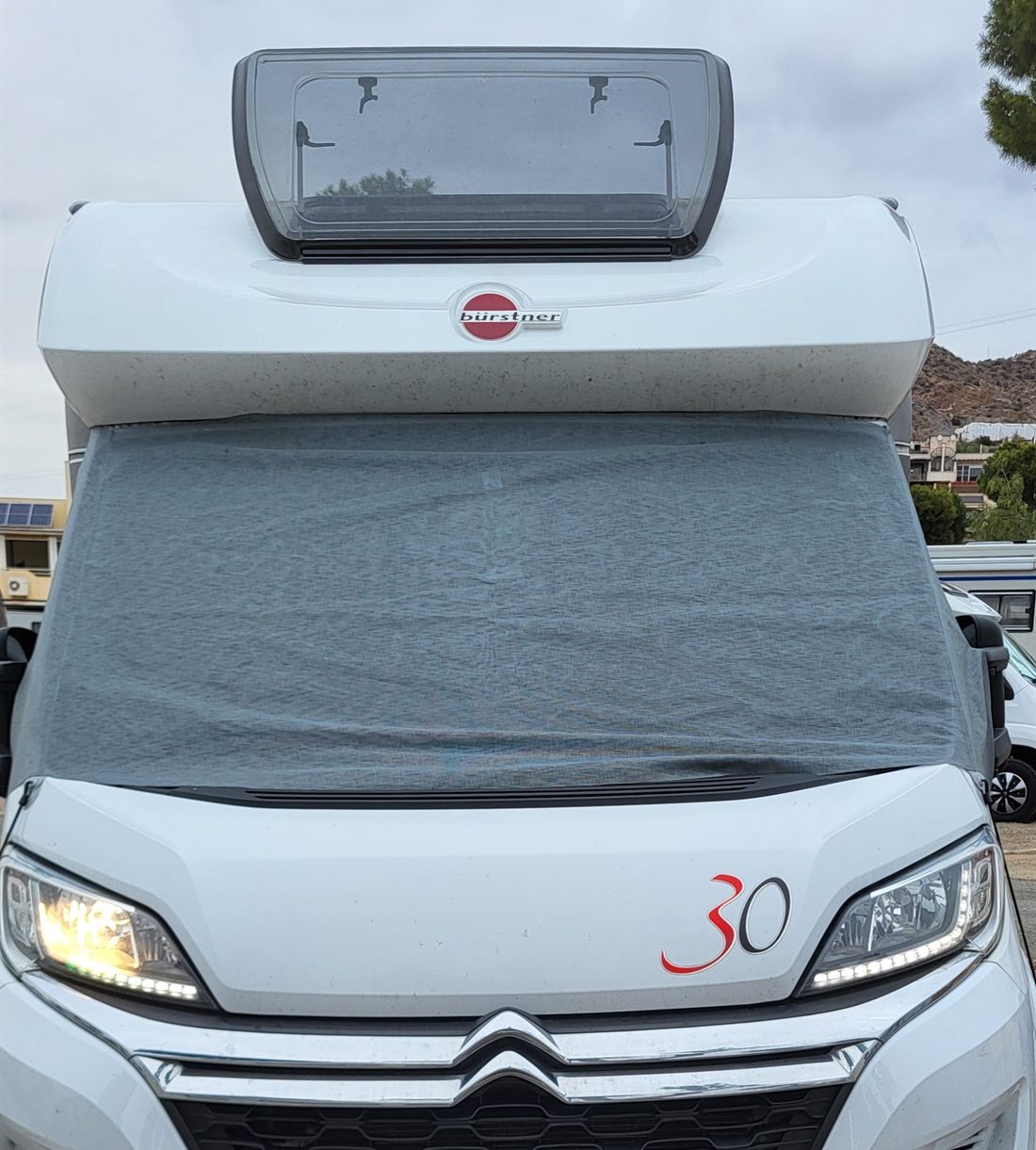 Frontal de una autocaravana aparcada en el taller