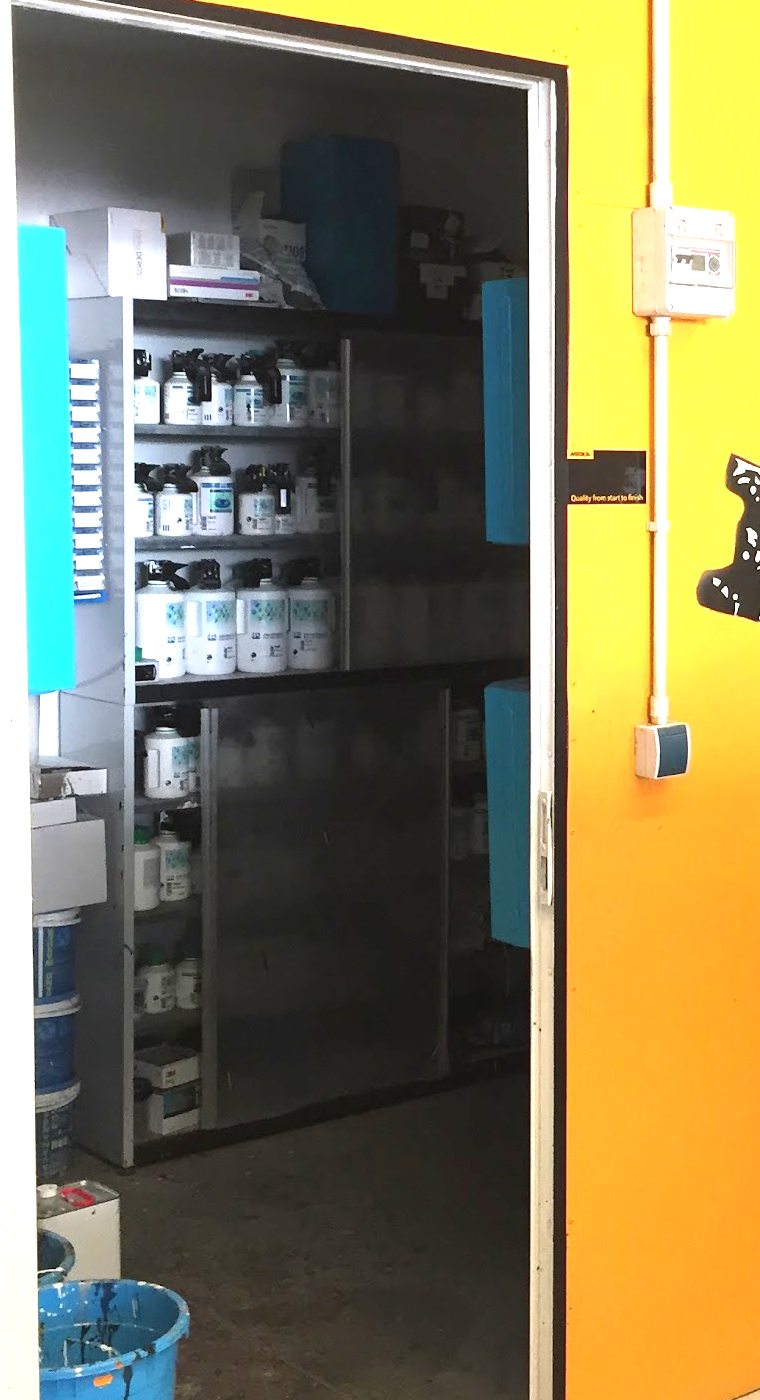 Armario del laboratorio de color con las estanterías de botes de base de pintura
